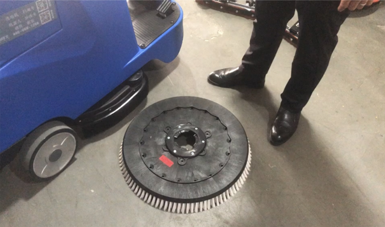 駕駛式洗地機(jī)刷盤裝卸